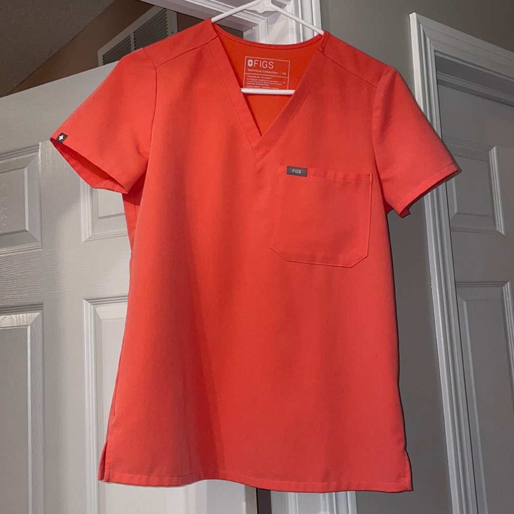 Figs hot coral XS Catarina top